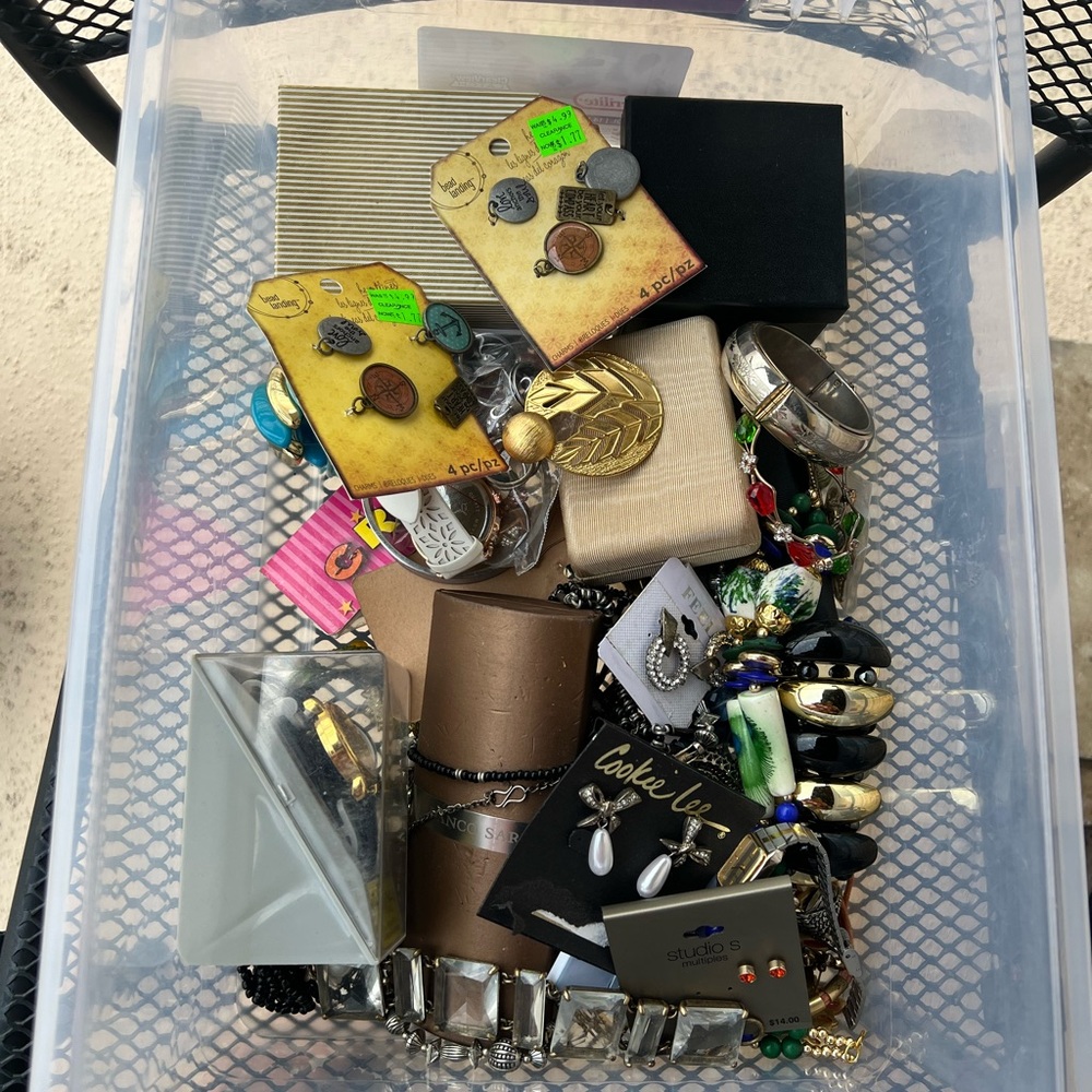 1lb Junk Drawer Jewelry Craft Jewelry - Picture 5 of 5